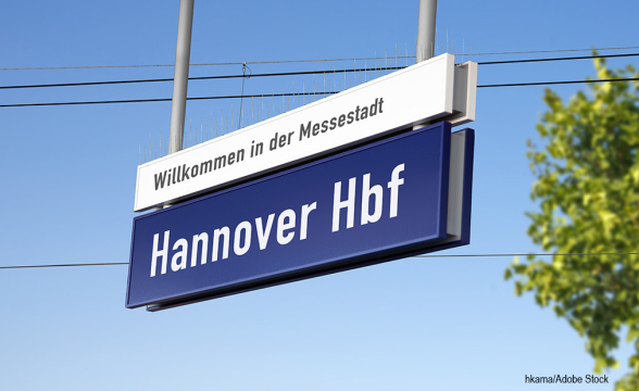 Ein Bahnhofshaltestellenschild mit der Aufschrift: "Hannover Hauptbahnhof"