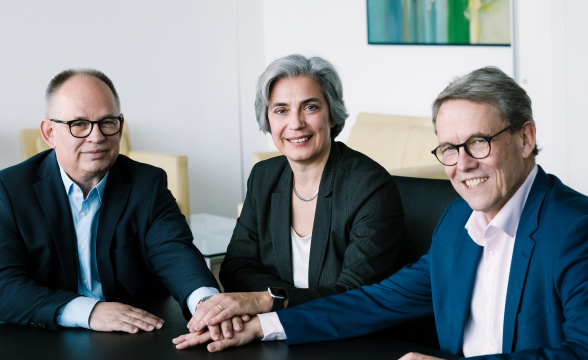 Geschäftsführung legt Hände übereinander