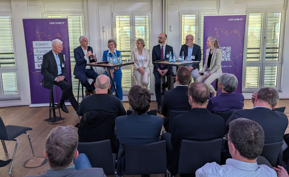 Frontalansicht Podiumsgäste bei Diskussion