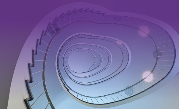 Ein Treppenhaus von unten.