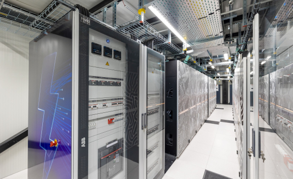 Ein Raum mit großen Computer-Schränken.