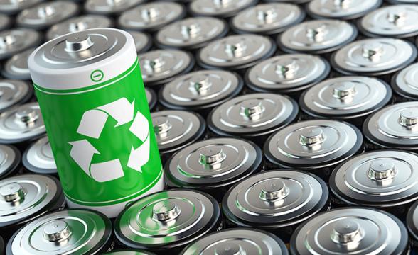 Eine einzelne Batterie mit Recycling-Logo erhebt sich aus vielen weiteren Batteriezellen.