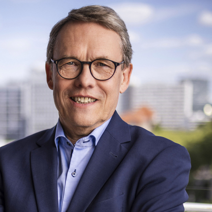 Ein Mann mit einer Brille schaut in die Kamera.