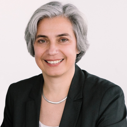 Eine Frau lächelt in die Kamera.