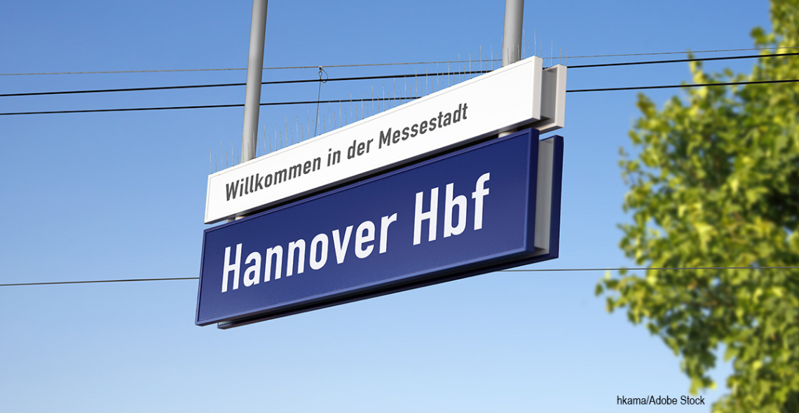 Ein Bahnhofshaltestellenschild mit der Aufschrift: "Hannover Hauptbahnhof"
