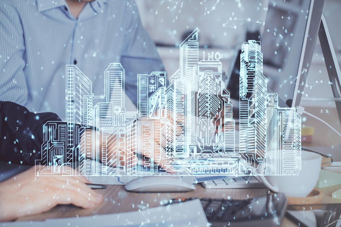 Hände auf einer Laptop-Tastatur. Im Vordergrund ist das Hologramm einer Stadt zu sehen.