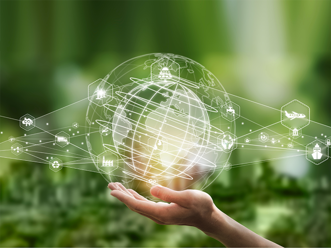 Hand hält eine Weltkugel, die von verschiedenen Icons umgeben ist.