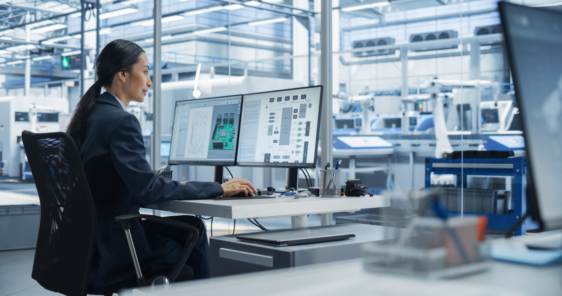 Eine Ingenieurin entwirft ein PCB.