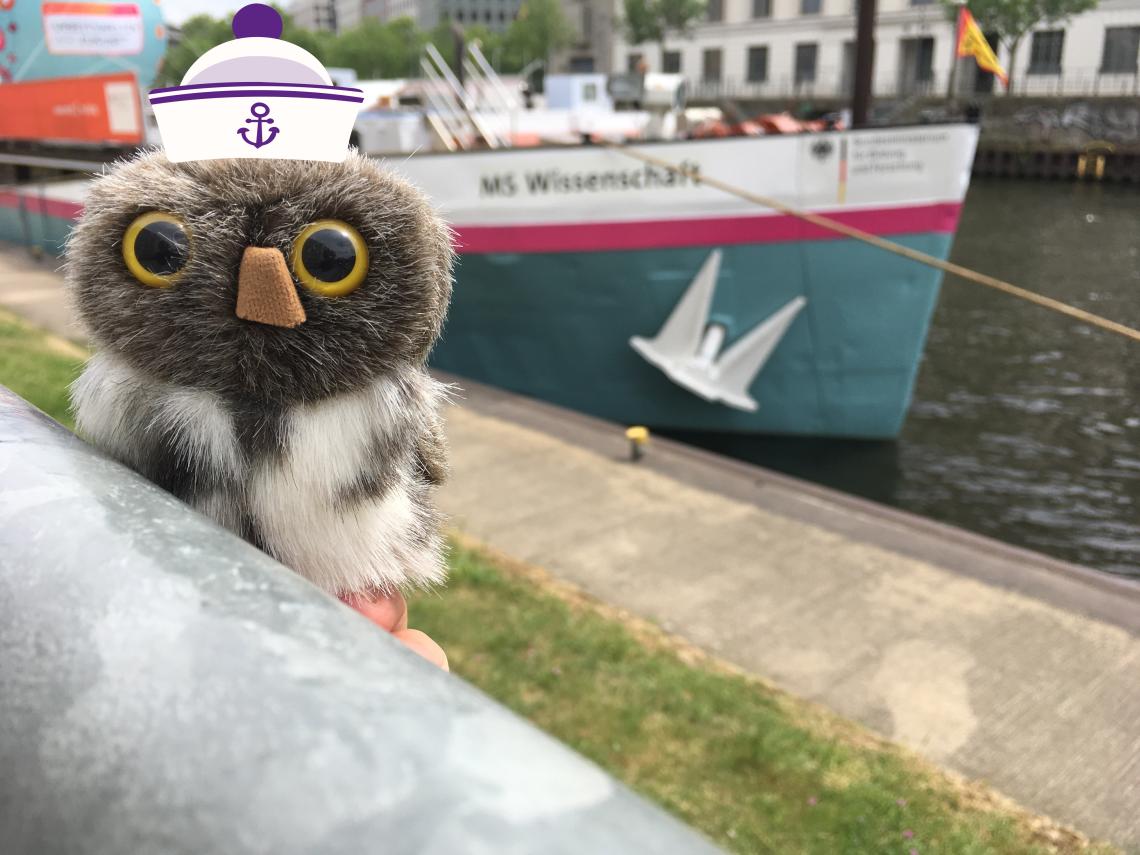Eule Elinor vor der MS Wissenschaft