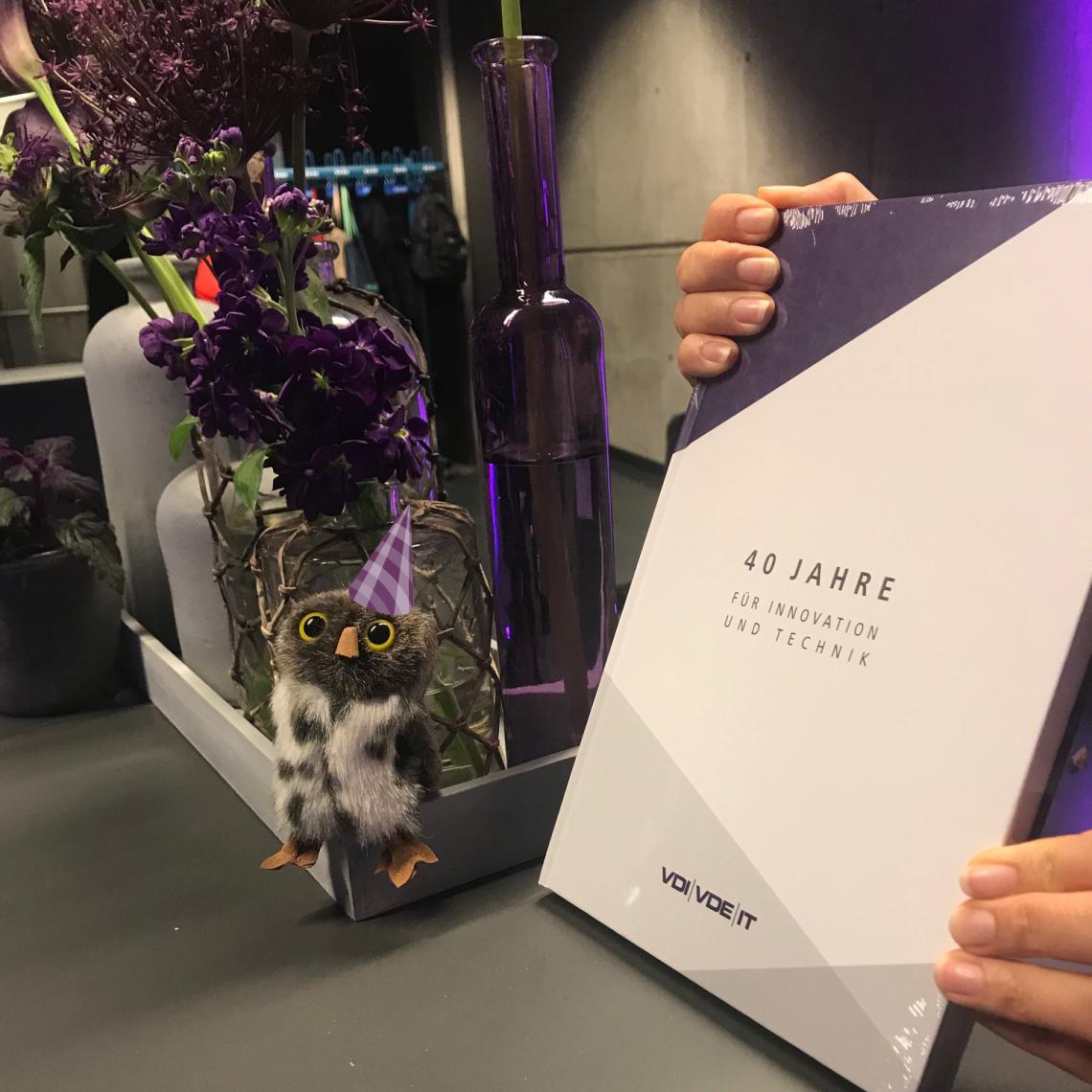 Eule Elinor mit Festschrift