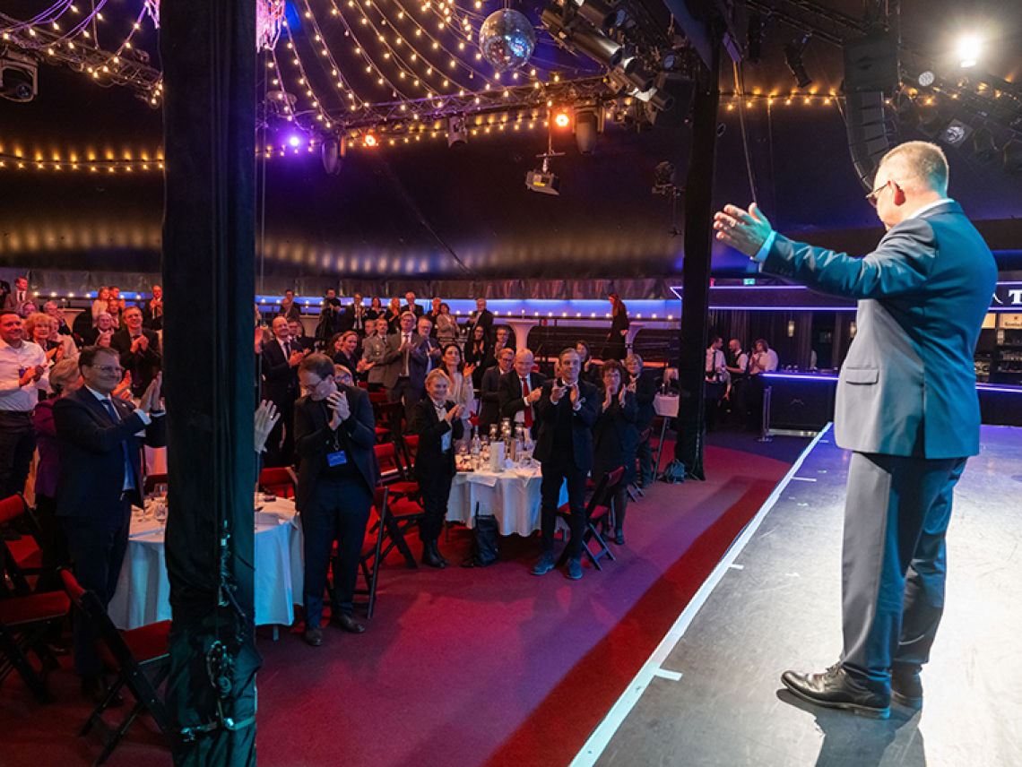 Ein Mann hält eine Rede.