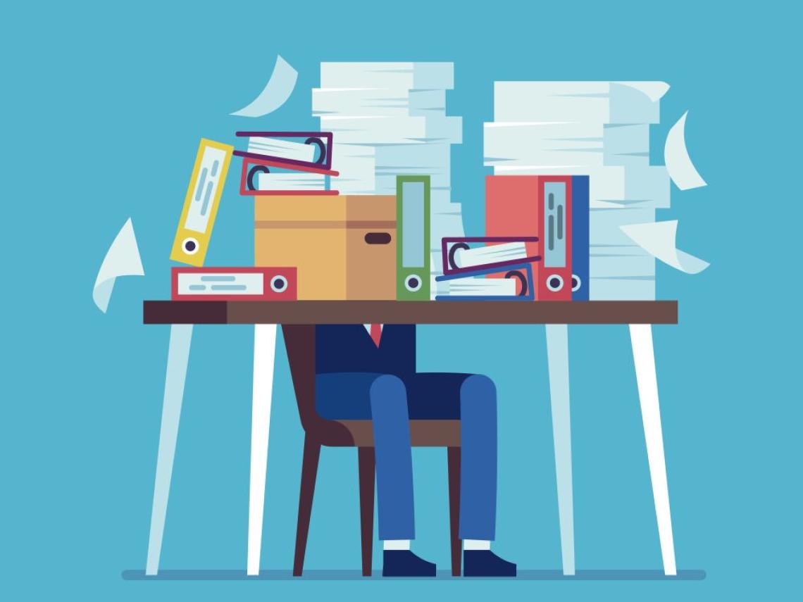 Illustration eines Mannes, der an einem mit Akten und Papierstapeln beladenen Schreibtisch sitzt