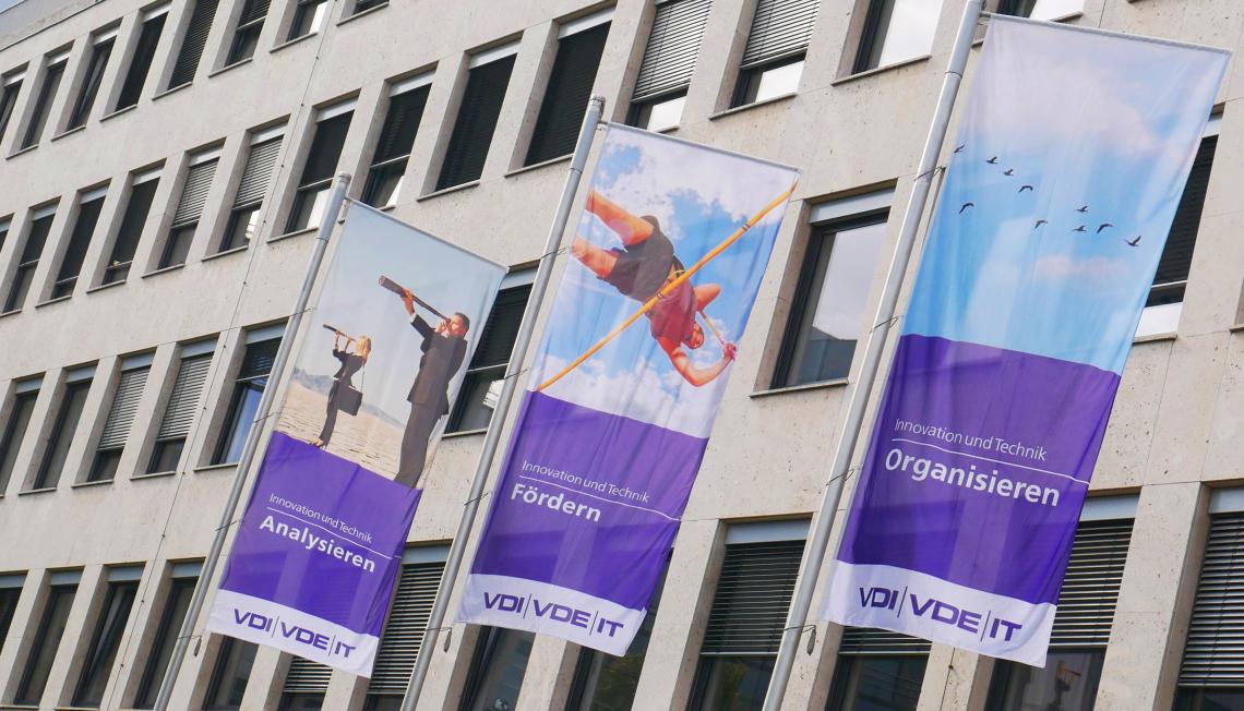 Fahnen vor der VDI/VDE-IT