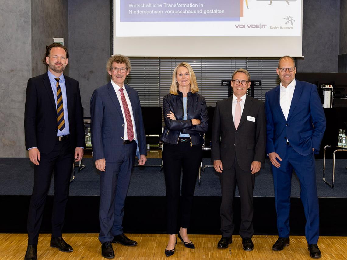 Fünf Menschen stehen nebeneinander und sehen in die Kamera