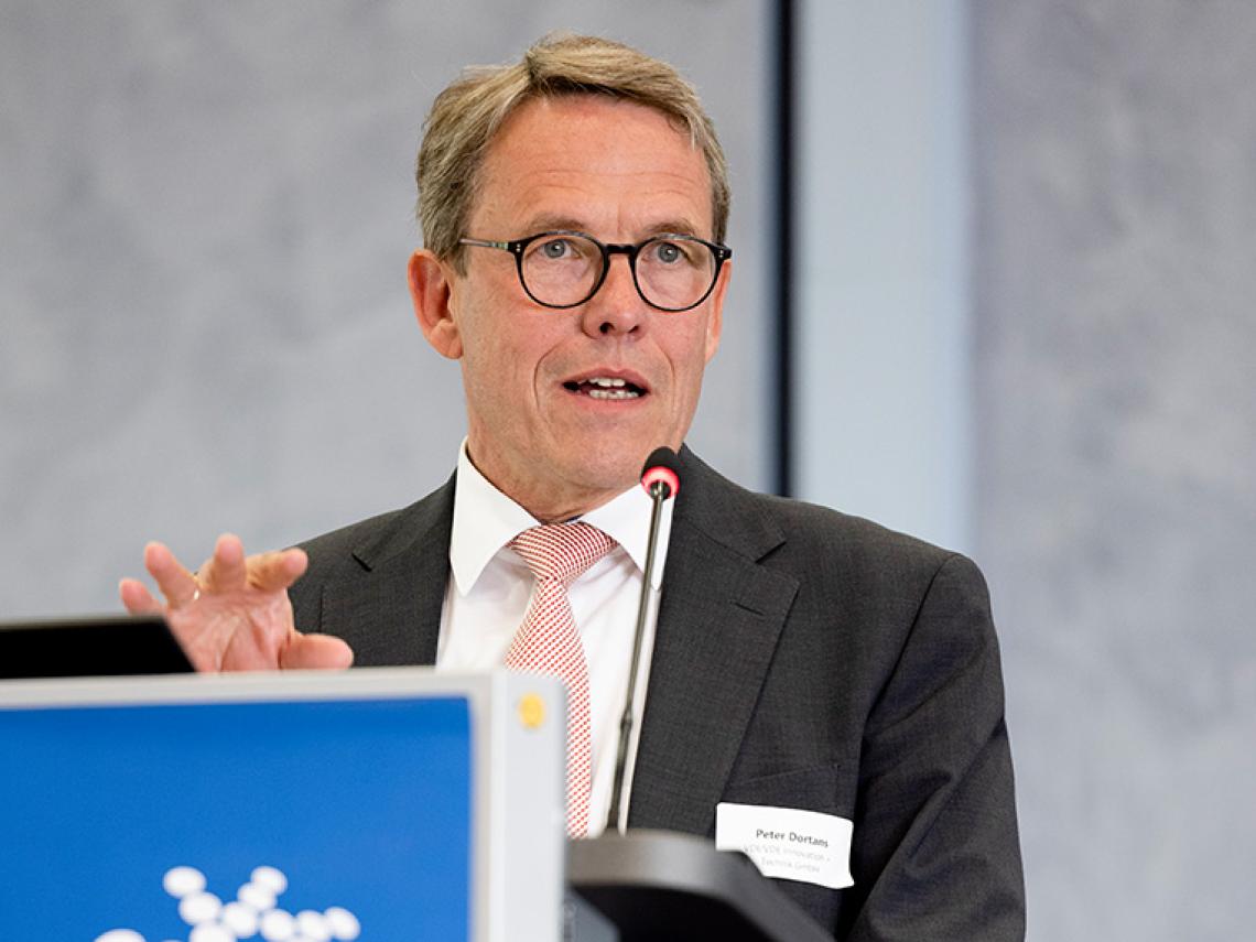 Ein Mann spricht in ein Mikrofon