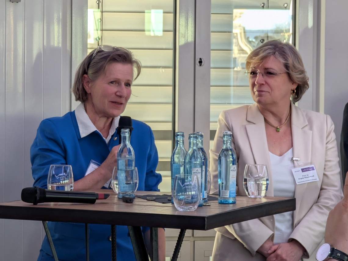 Marita Wenzel spricht auf dem Podium
