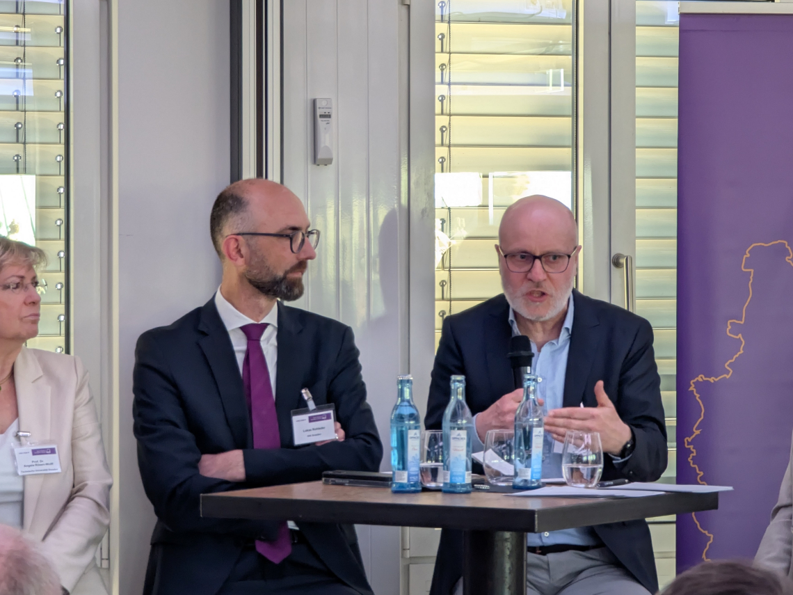 Ludger Baba spricht auf dem Podium