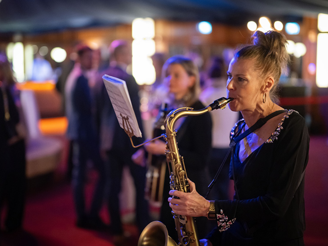 Eine Frau spielt Saxophon