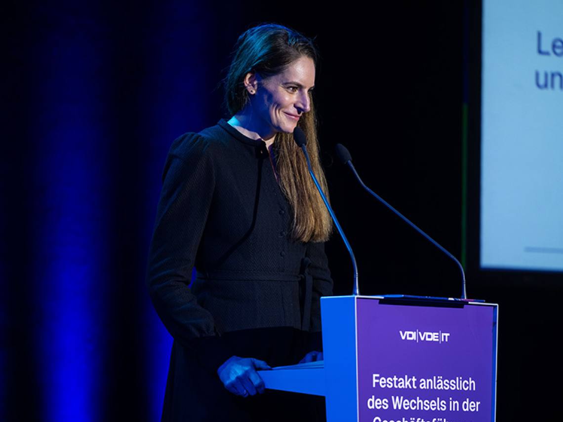 Eine Frau hält eine Rede.