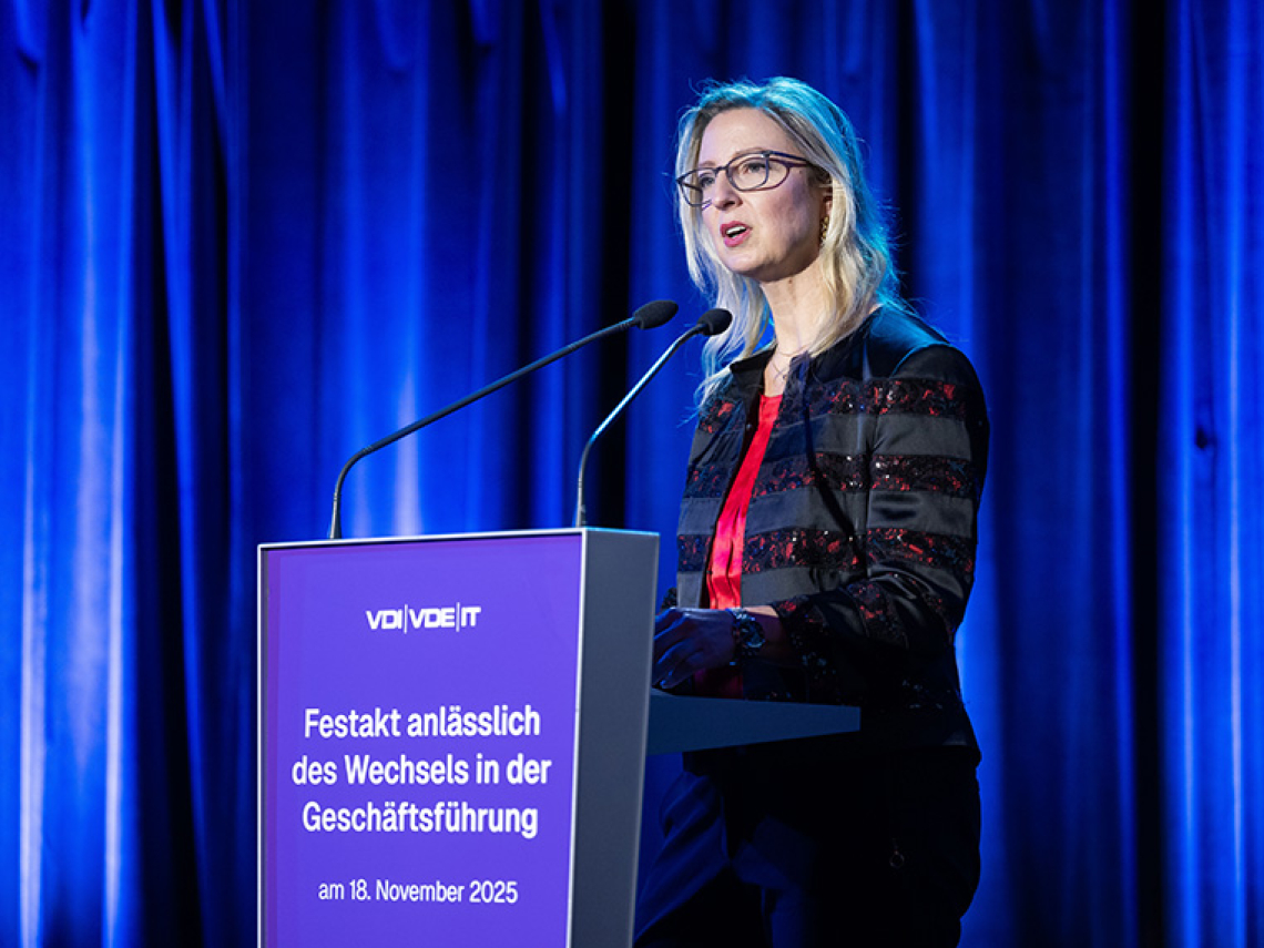 Eine Frau hält eine Rede.