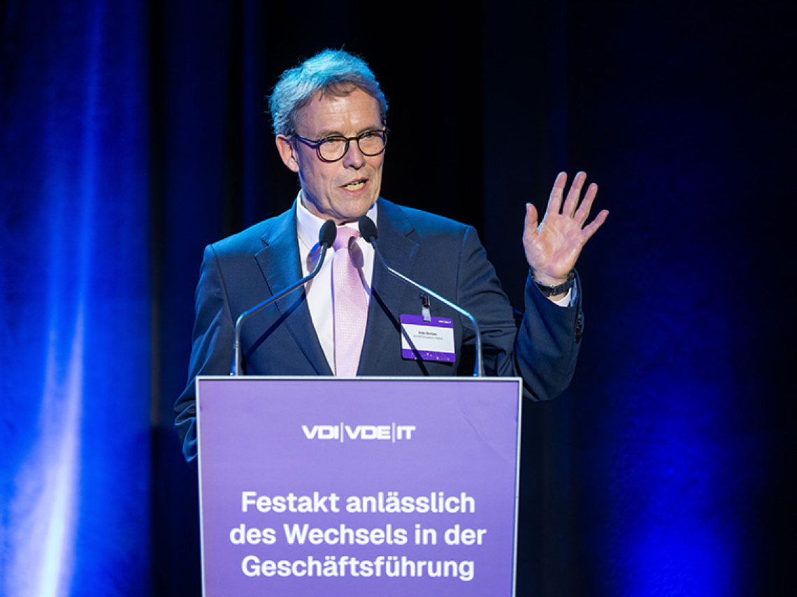 Ein Mann hält eine Rede.