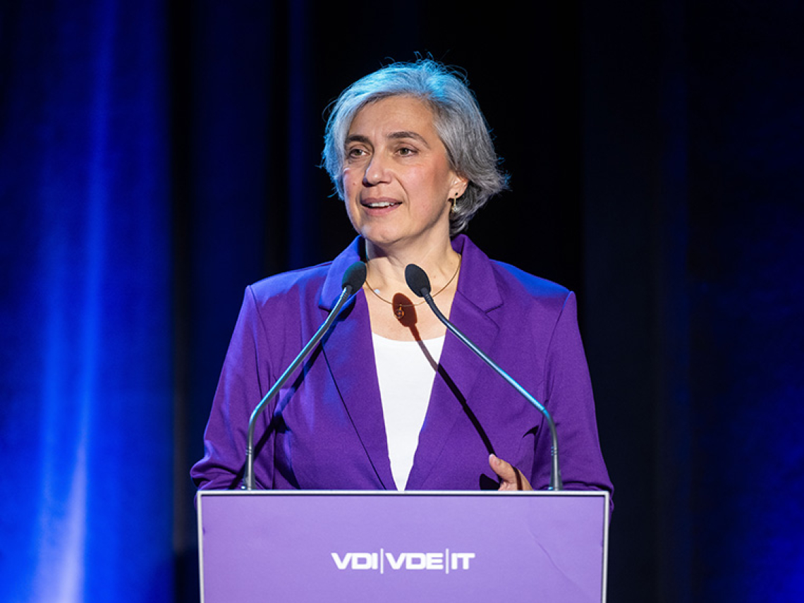 Eine Frau hält eine Rede.