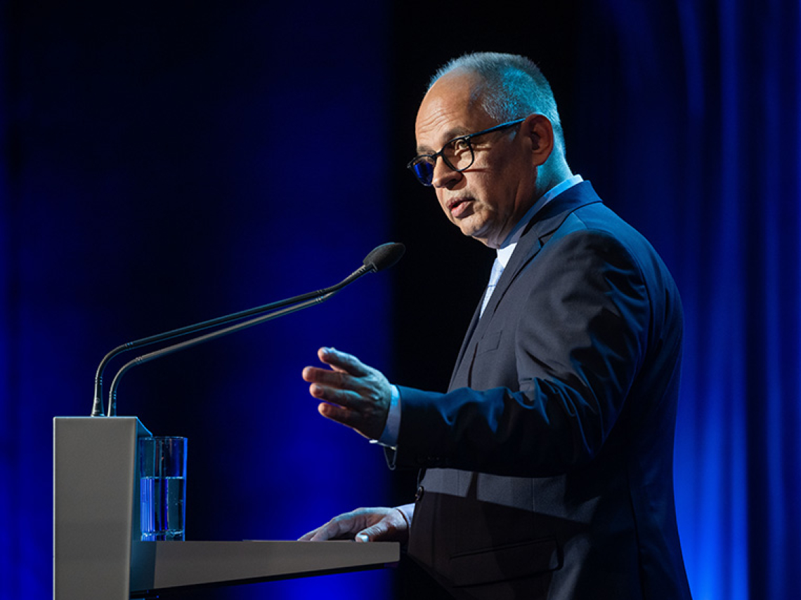 Ein Mann hält eine Rede.