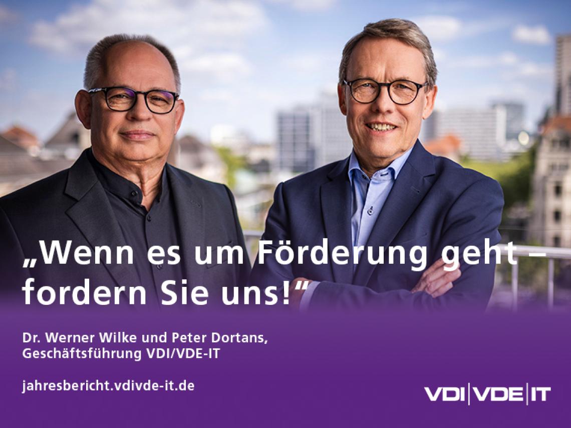 Zwei Männer stehen nebeneinander und sehen in die Kamera. Darüber steht der Text "Wenn es um Förderung geht - fordern Sie uns!".