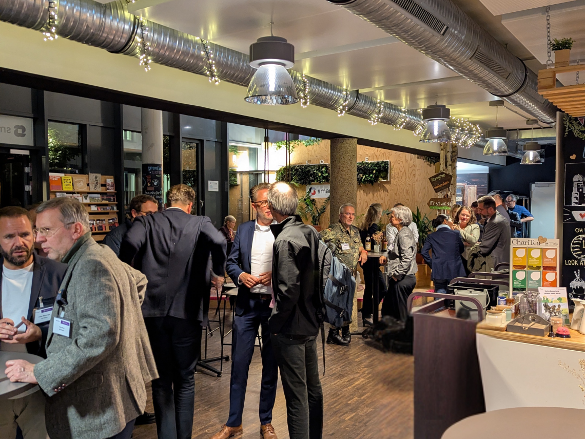 Veranstaltungsraum mit Menschen 