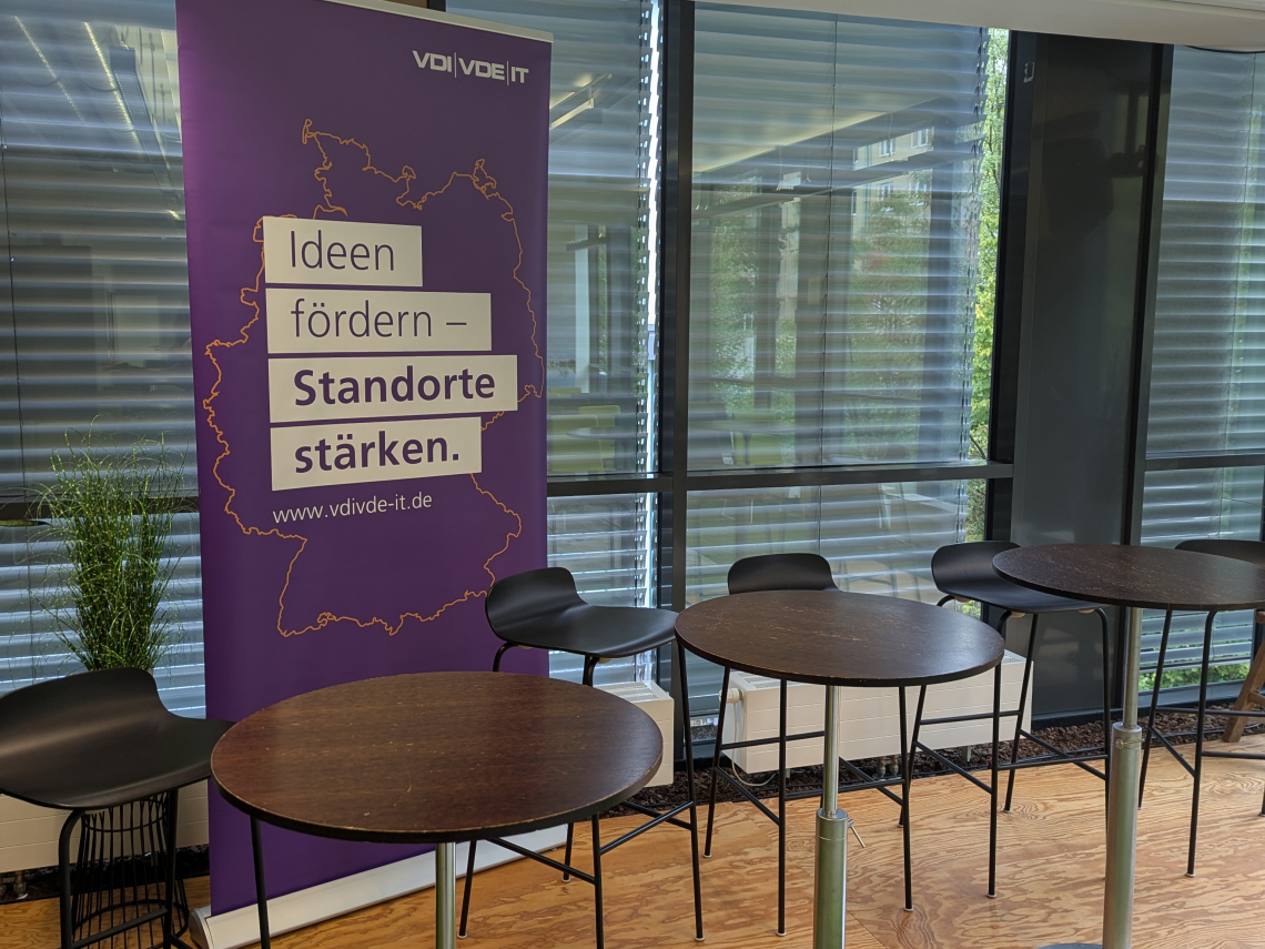 Stehtische vor Plakat 