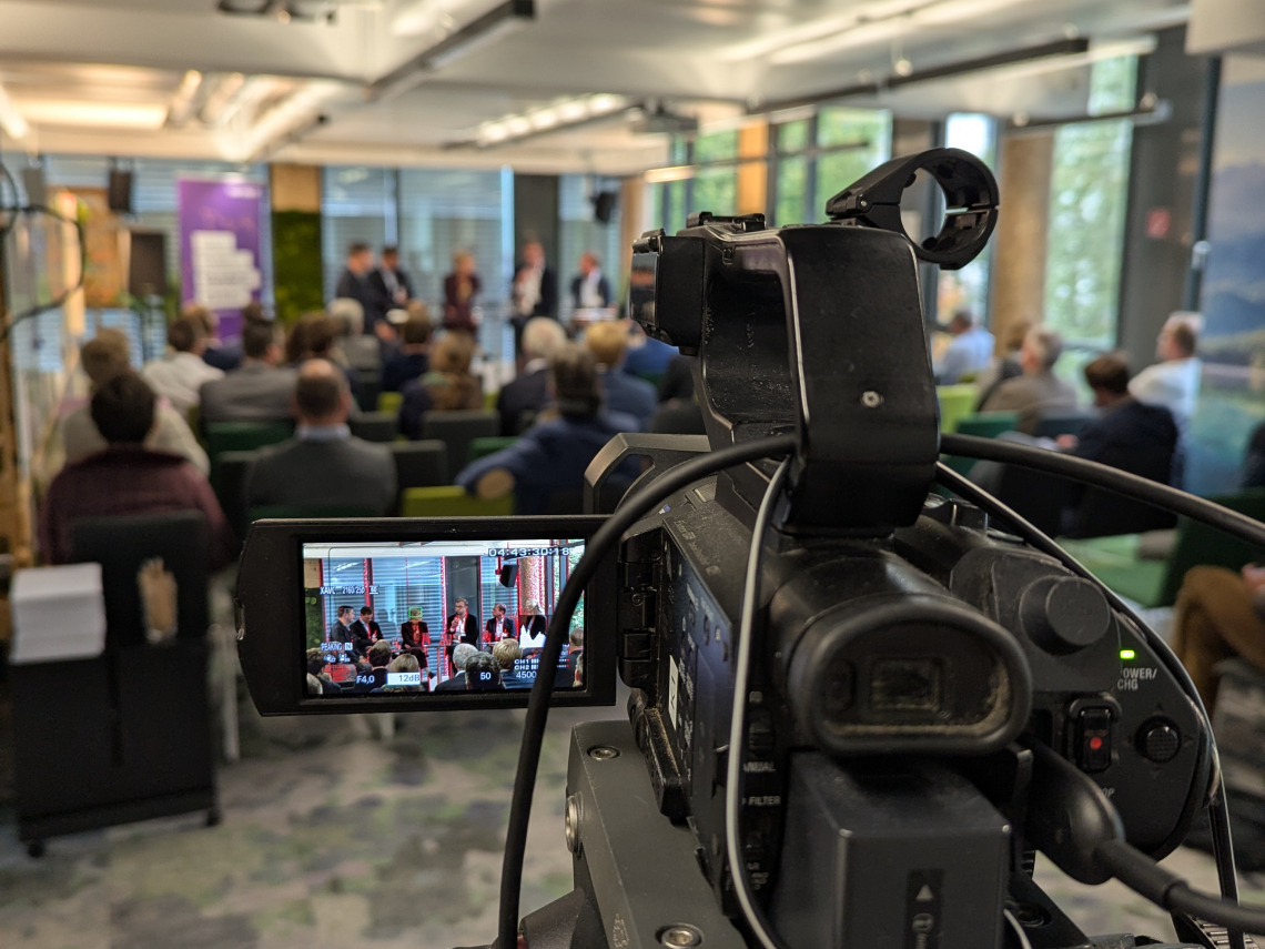 Kamera filmt Diskussion