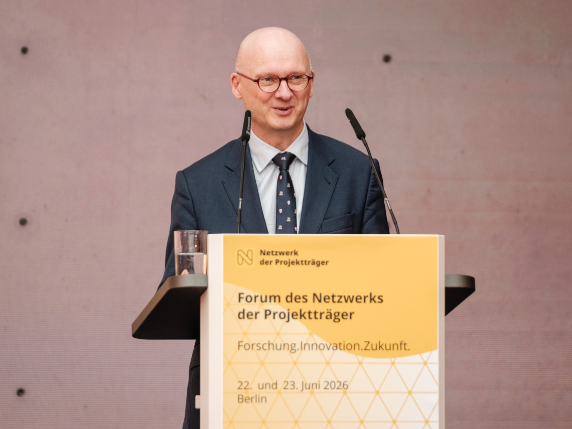 Pleyer am Redepult