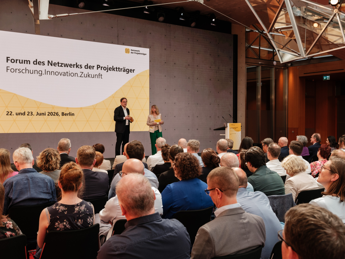 Publikum schaut auf Bühne