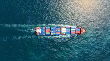 Containerschiff im Meer