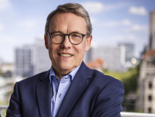 Ein Mann mit einer Brille schaut in die Kamera.